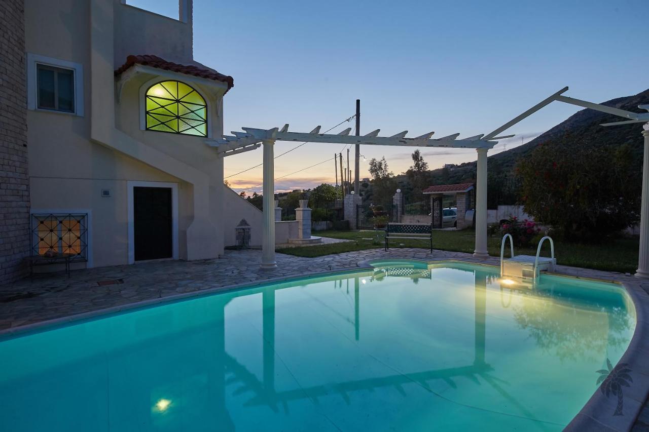 Villa Konstadina With Swimming Pool Kalivia Thorikou Extérieur photo